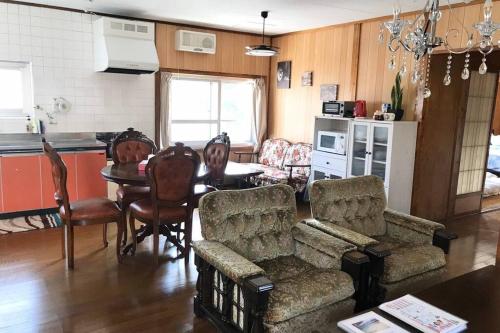 Η κουζίνα ή μικρή κουζίνα στο SMILE ONE GUEST HOUSE OKINAWA