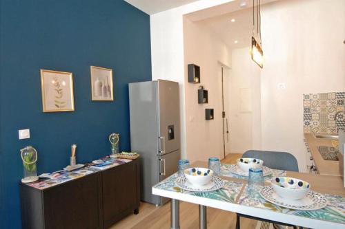 - une cuisine avec une table et des bols dans l'établissement APPARTEMENT NEUF HYPER CENTRE _ SAINT FERREOL, à Marseille