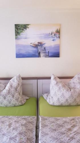 a bedroom with a bed and a painting on the wall at Ferienwohnung Altstadt Löbau in Löbau