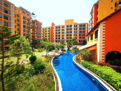 נוף של הבריכה ב-D14 Venetian Condo Resort Pattaya Pool Connected Netflix או בסביבה