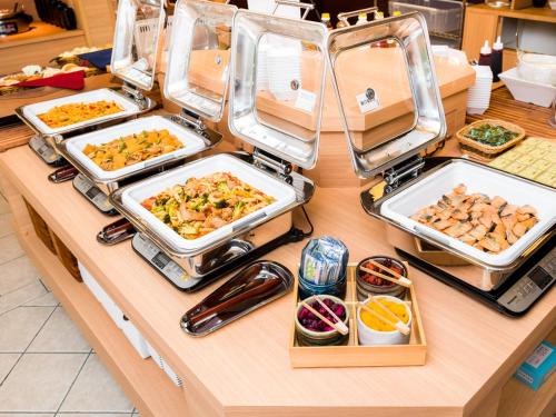 名古屋市にあるスーパーホテル名古屋駅前のカウンターに数種類の食材を並べたビュッフェ