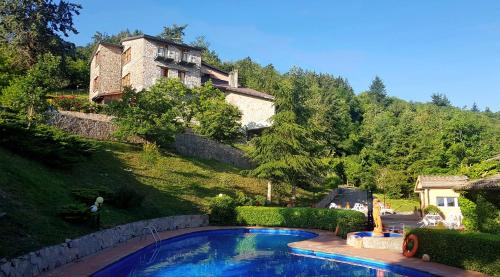una gran piscina frente a una casa en Hotel Rifugio Prategiano, en Montieri