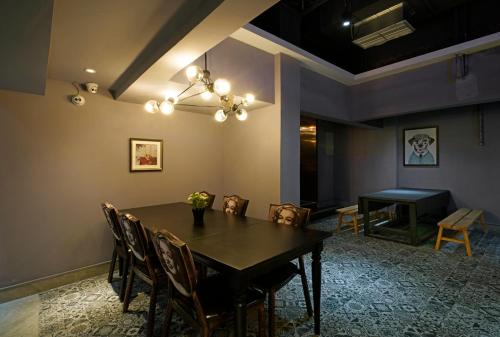 a dining room with a table and chairs at Zou Qu Ye Travel Hotel in Chongqing
