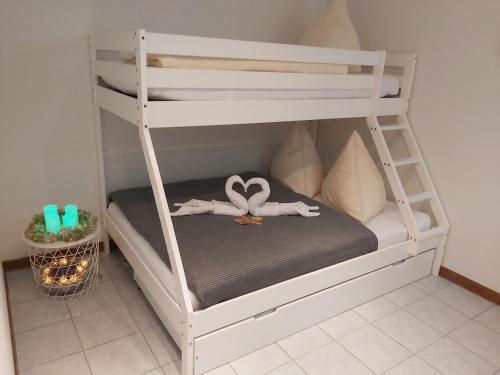 een paar stapelbedden in een kamer bij FeWo Marussia in Rust