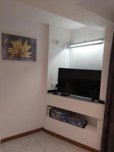 een woonkamer met een flatscreen-tv aan de muur bij FeWo Marussia in Rust