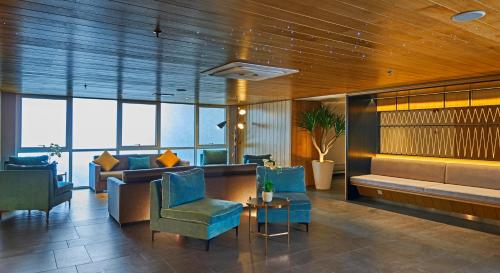 - un hall avec des chaises bleues, un canapé et une table dans l'établissement Swiss-Garden Hotel & Residences, Genting Highlands, à Genting Highlands