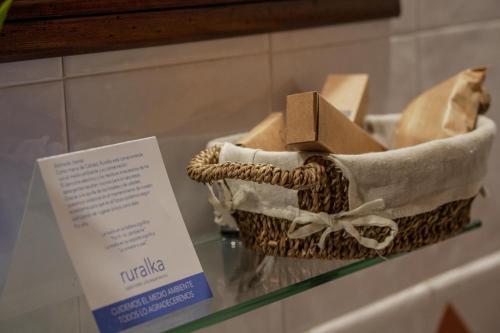a basket on a glass shelf with a sign at Posada Real de Carreteros in Casarejos