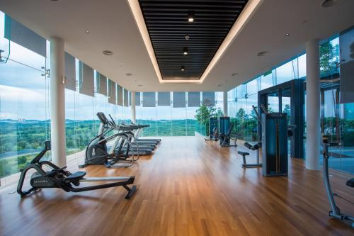 Gimnàs o zona de fitness de Grand Medini Suites by JBcity Home