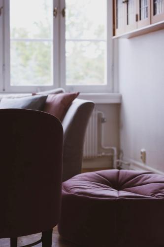 a living room with a couch and a chair at Hotell Villa Borgen in Visby