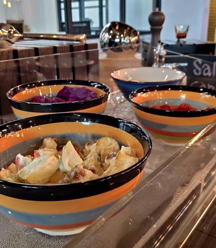 un grupo de tazones de comida sobre una mesa en Loop On Leith George Town Penang Hotel, en George Town