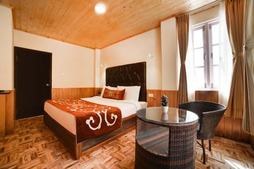 Tempat tidur dalam kamar di Summit Khangri Karpo Retreat & Spa