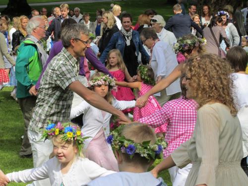 a group of people standing around in a crowd at Gustafsbergs Badhotell & Vandrarhem in Uddevalla