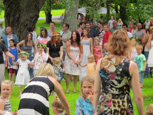 a group of people standing in front of a crowd at Gustafsbergs Badhotell & Vandrarhem in Uddevalla