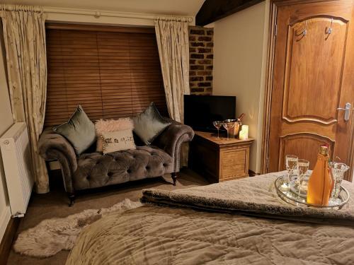 un soggiorno con divano e tavolo di Grange Farm Lodge a Ripon