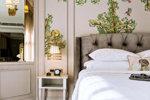 Un pat sau paturi într-o cameră la The Salil Hotel Sukhumvit 57 - Thonglor