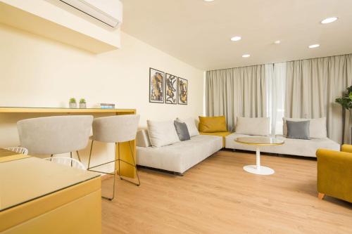 Χώρος καθιστικού στο SUITES@SYNGROU-FIX