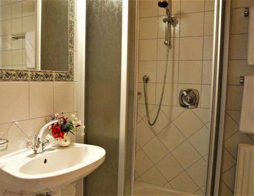 ein Bad mit einem Waschbecken und einer Dusche in der Unterkunft Vier Jahreszeiten in Ladis