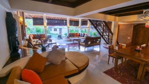 uma sala de estar com um sofá e uma mesa em Bali Dyana Villas em Seminyak