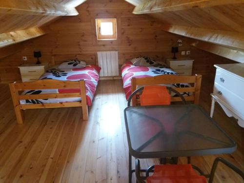 a room with two beds in a log cabin at domaine des chevrettes in Cour-Cheverny