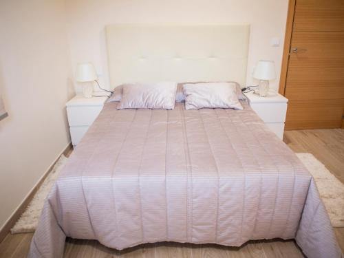 Een bed of bedden in een kamer bij Apartamentos Costa Xuño