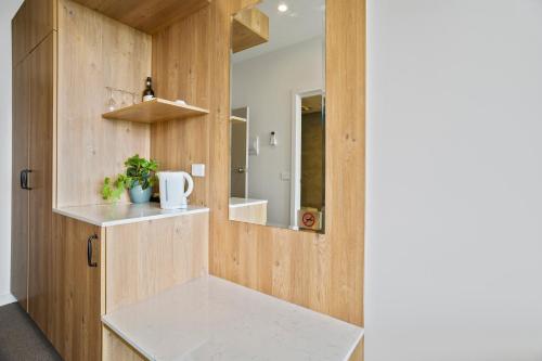Kuchyň nebo kuchyňský kout v ubytování Parkside Motel Geelong