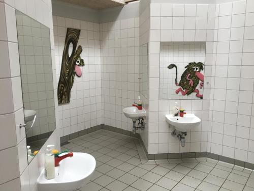 Malling的住宿－First Camp Ajstrup Strand，浴室设有2个水槽和2个卫生间