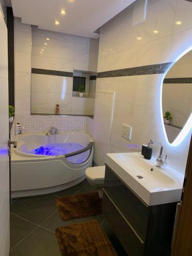 Et badeværelse på Wieko Ferienwohnungen - Luxus pur im Prinz von Preußen, Erdgeschoss