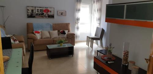 uma sala de estar com um sofá e uma mesa em Apartamento en Puerto de Roquetas de Mar em Roquetas de Mar