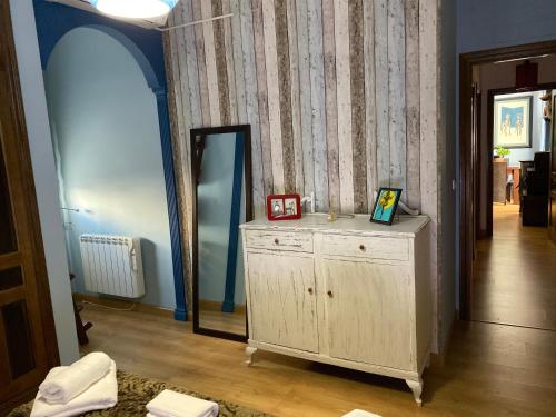 a room with a mirror and a dresser in front of a hallway at Vivienda turistica Pop Bowie House in Úbeda