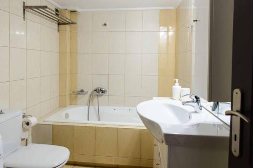 Koupelna v ubytování 50 M Kerameikos Metro Cosy Luxury Apartment