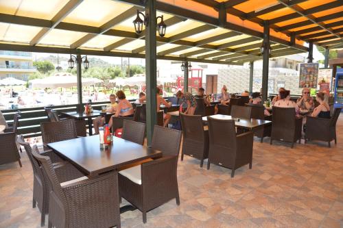 Emerald Hotelにあるレストランまたは飲食店