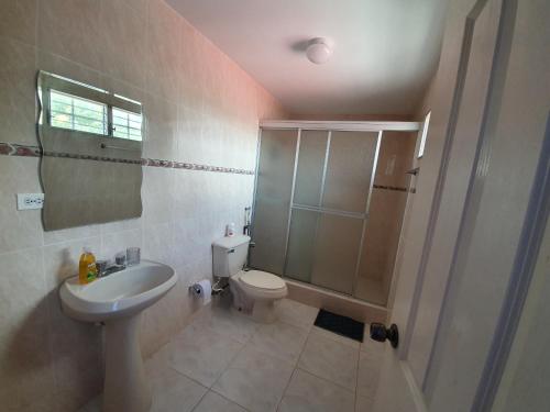 Ένα μπάνιο στο Hostal Villa Mayte Coronado