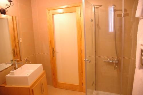 un bagno con doccia e lavandino di Casa Avó Alice a Seia