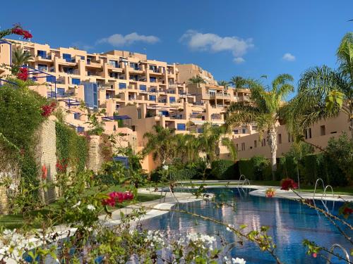 een resort met een zwembad en een gebouw bij Panoramic Atalaya in Mojácar