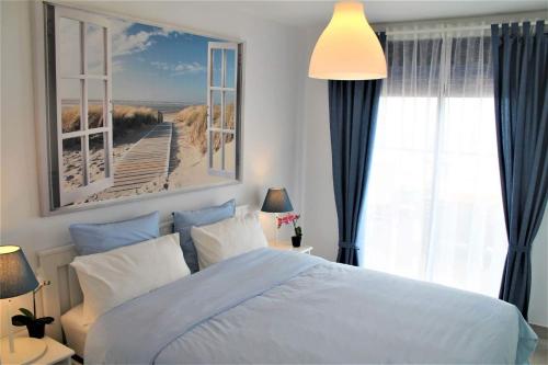 een slaapkamer met een bed en een foto van een strand bij Panoramic Atalaya in Mojácar