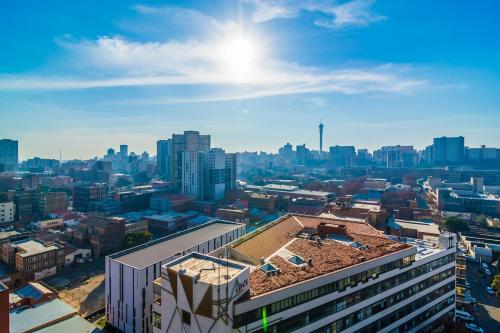 een uitzicht op de stad vanuit een gebouw bij Hallmark Hotel by BON Hotels in Johannesburg