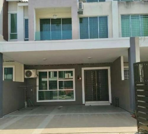 een groot gebouw met veel ramen bij Idham Homestay in Ipoh