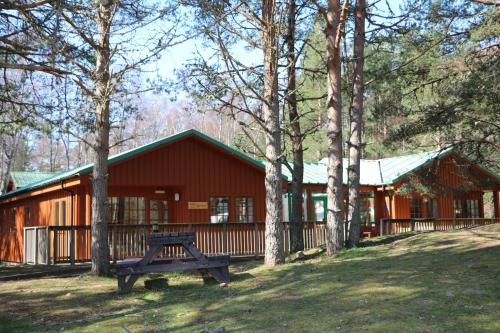 キンクレイグにあるLagganlia Lodges and Camping Podsの赤い納屋