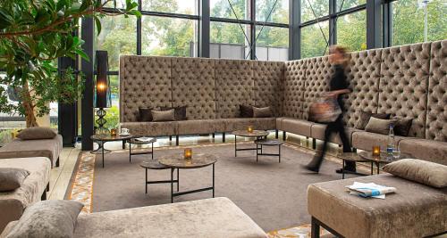 A seating area at Victor's Residenz-Hotel Berlin