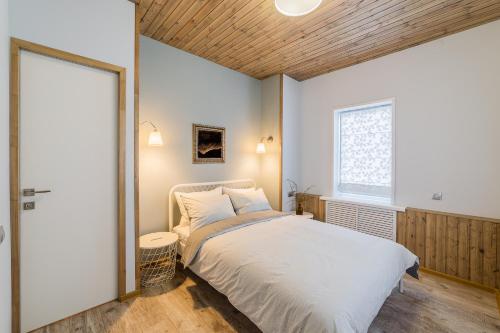 a bedroom with a bed and a window at Solov'inaya Apartments in Gomel