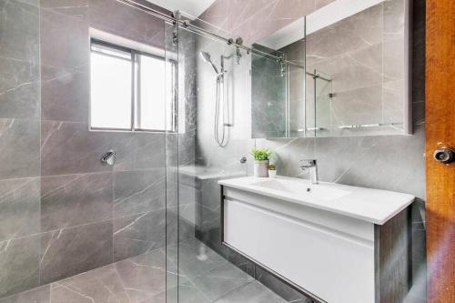Ένα μπάνιο στο 1 Private Double Room In Berala 1 minute away from Train Station - ROOM ONLY