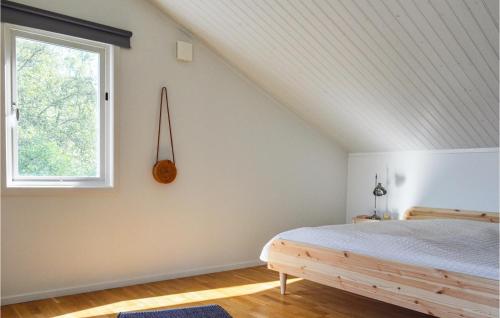 Postel nebo postele na pokoji v ubytování 3 Bedroom Amazing Home In Hviksns