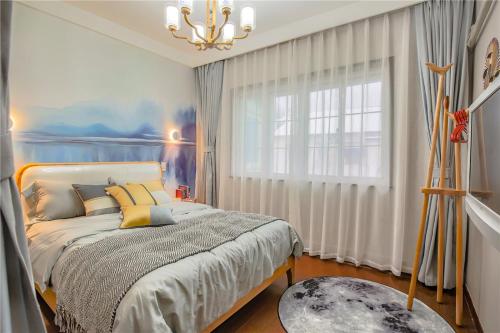 1 dormitorio con cama, ventana y lámpara de araña en Hangzhou Shangcheng District ·Locals Apartment· Xihu ·00144510, en Hangzhou