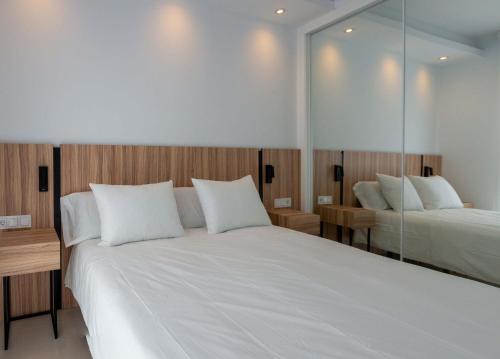 En eller flere senger på et rom på Encantador apartamento con piscina y AC - Helgafell 133