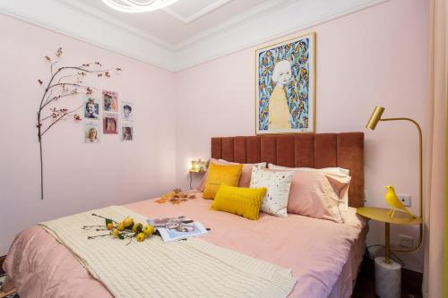 1 dormitorio con 1 cama grande con almohadas amarillas en Hefei Yaohai·Bao Park Subway Station· en Hefei
