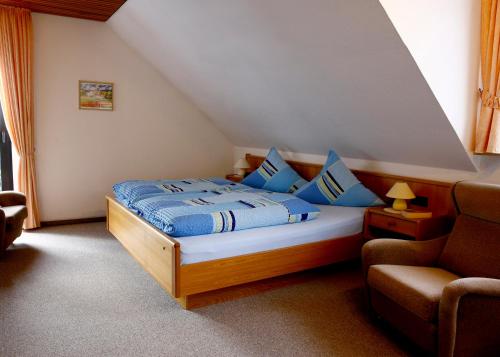 Tempat tidur dalam kamar di Ferienwohnungen Annegret Schütte