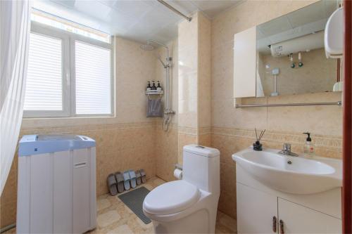 天津的住宿－Tianjin Heibei·Eye of Tianjin，浴室配有白色卫生间和盥洗盆。