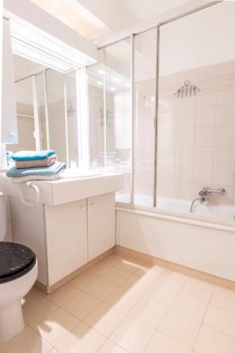 une salle de bain avec une baignoire, des toilettes et un lavabo dans l'établissement Studio à deux pas du Palais des Festivals, à Cannes