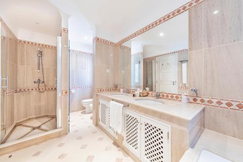 Koupelna v ubytování Encosta Do Lago Resort Club