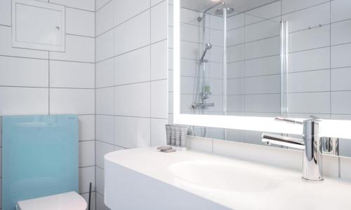 bagno con lavandino, servizi igienici e specchio di Thon Hotel Hammerfest a Hammerfest